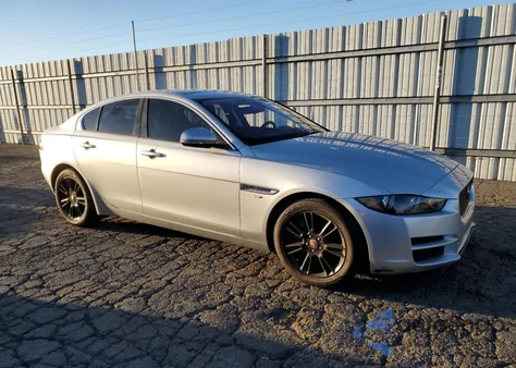 2018 Jaguar Xe Premium z USA, uszkodzony, nr VIN SAJAD4FN3JCP25046